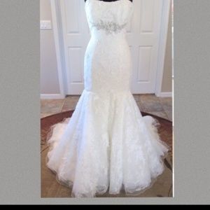 Allure #8913 wedding dress